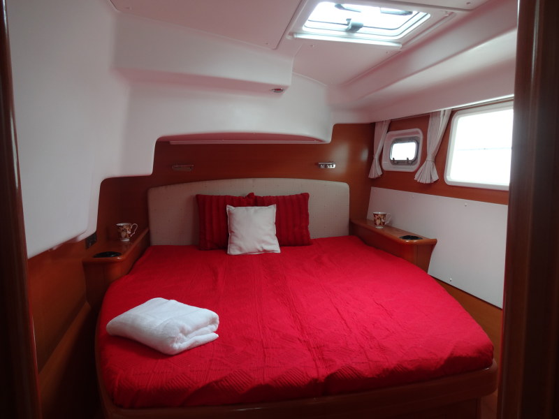 Used Sail Catamaran for Sale 2007 Lagoon 440 Layout & Accommodations